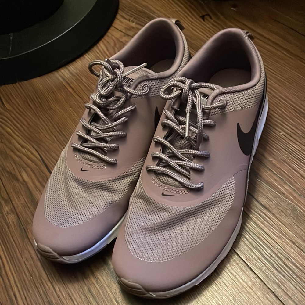 Women Limited Edition Nike Shoes - Picture 5 of 6